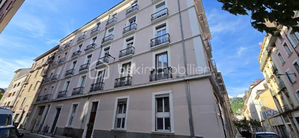 Au cœur du quartier de l'Estacade proche du secteur Alsace Lorraine, découvrez ce studio avec mezzanine, parfaitement agencé et optimisé pour maximiser l'espace de vie.

Une forte demande étudiante et de jeunes actifs, avec une dynamique locative soutenue. La ville combine un cadre de vie urbain au pied des massifs, une
scène culturelle et scientifique dense, et de nombreux services de proximité. Les déplacements sont facilités par un réseau de transports en commun structurant, adapté à une vie quotidienne sans voiture.

​Agencement optimisé :
Le coin nuit est déporté en hauteur grâce à une vraie mezzanine en bois, libérant ainsi tout l'espace au sol pour le salon et le coin bureau.
​Un espace cuisine 
Une salle d'eau avec WC.

Le studio demande des travaux énergétiques essentiellement (PAC AIR/AIR par exemple)

​L'atout charme: Les pierres apparentes, le balcon et la vue Bastille.

Contactez nous pour organiser une visite.