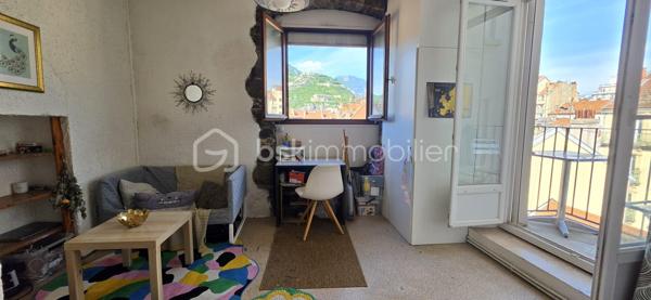 Au cœur du quartier de l'Estacade proche du secteur Alsace Lorraine, découvrez ce studio avec mezzanine, parfaitement agencé et optimisé pour maximiser l'espace de vie.

Une forte demande étudiante et de jeunes actifs, avec une dynamique locative soutenue. La ville combine un cadre de vie urbain au pied des massifs, une
scène culturelle et scientifique dense, et de nombreux services de proximité. Les déplacements sont facilités par un réseau de transports en commun structurant, adapté à une vie quotidienne sans voiture.

​Agencement optimisé :
Le coin nuit est déporté en hauteur grâce à une vraie mezzanine en bois, libérant ainsi tout l'espace au sol pour le salon et le coin bureau.
​Un espace cuisine 
Une salle d'eau avec WC.

Le studio demande des travaux énergétiques essentiellement (PAC AIR/AIR par exemple)

​L'atout charme: Les pierres apparentes, le balcon et la vue Bastille.

Contactez nous pour organiser une visite.