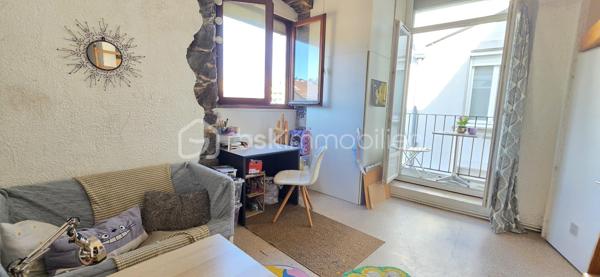 Au cœur du quartier de l'Estacade proche du secteur Alsace Lorraine, découvrez ce studio avec mezzanine, parfaitement agencé et optimisé pour maximiser l'espace de vie.

Une forte demande étudiante et de jeunes actifs, avec une dynamique locative soutenue. La ville combine un cadre de vie urbain au pied des massifs, une
scène culturelle et scientifique dense, et de nombreux services de proximité. Les déplacements sont facilités par un réseau de transports en commun structurant, adapté à une vie quotidienne sans voiture.

​Agencement optimisé :
Le coin nuit est déporté en hauteur grâce à une vraie mezzanine en bois, libérant ainsi tout l'espace au sol pour le salon et le coin bureau.
​Un espace cuisine 
Une salle d'eau avec WC.

Le studio demande des travaux énergétiques essentiellement (PAC AIR/AIR par exemple)

​L'atout charme: Les pierres apparentes, le balcon et la vue Bastille.

Contactez nous pour organiser une visite.