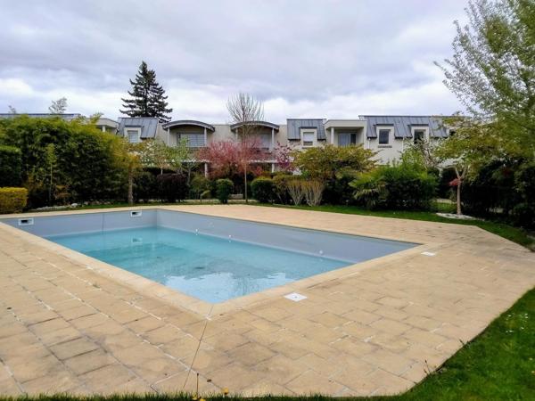 Appartement avec grand balcon et piscine