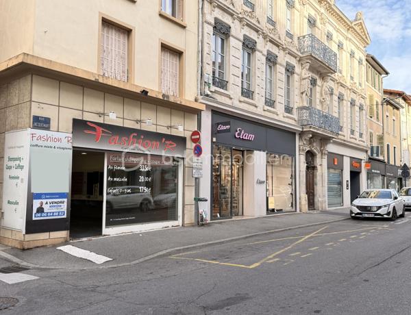 Rue Jacquemart, à quelques mètres des boulevards, Claude GERMAIN Mandataire BSK Immobilier vous propose ce local commercial d’environ 41 m².

La vitrine donnant directement sur la rue vous garantie une visibilité essentielle pour votre enseigne et votre activité.
Son agencement bénéficie de deux entrées indépendantes, facilitant l’accès et offrant différentes possibilités d’aménagement selon vos besoins

Le local est par ailleurs équipé d’une climatisation ainsi que d’une chaudière gaz permettant d’assurer fraîcheur et chauffage toute l’année.

La vitrine est sécurisé par un rideau métallique plein.

Charges de copropriété très faibles: 204€/an

Les atouts:
 - Centre-ville
 - Axe passant
 - Belle visibilité
 - Environ 41 m²
 - Vitrine sur rue
 - Deux accès
 - Rideau métallique
 - Climatisation
 - Chauffage individuel au gaz
- Petite copropriété

Toutes activités envisageables, sauf restauration avec cuisson (Pas de hotte possible)

Les informations sur les risques auxquels ce bien est exposé sont disponibles sur le site Géorisques : www.georisques.gouv.fr
