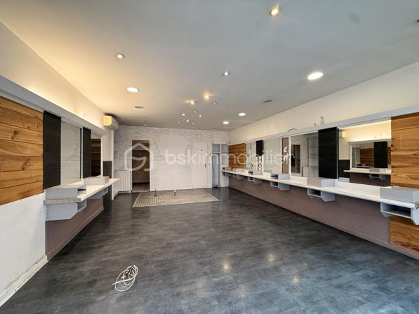 Rue Jacquemart, à quelques mètres des boulevards, Claude GERMAIN Mandataire BSK Immobilier vous propose ce local commercial d’environ 41 m².

La vitrine donnant directement sur la rue vous garantie une visibilité essentielle pour votre enseigne et votre activité.
Son agencement bénéficie de deux entrées indépendantes, facilitant l’accès et offrant différentes possibilités d’aménagement selon vos besoins

Le local est par ailleurs équipé d’une climatisation ainsi que d’une chaudière gaz permettant d’assurer fraîcheur et chauffage toute l’année.

La vitrine est sécurisé par un rideau métallique plein.

Charges de copropriété très faibles: 204€/an

Les atouts:
 - Centre-ville
 - Axe passant
 - Belle visibilité
 - Environ 41 m²
 - Vitrine sur rue
 - Deux accès
 - Rideau métallique
 - Climatisation
 - Chauffage individuel au gaz
- Petite copropriété

Toutes activités envisageables, sauf restauration avec cuisson (Pas de hotte possible)

Les informations sur les risques auxquels ce bien est exposé sont disponibles sur le site Géorisques : www.georisques.gouv.fr