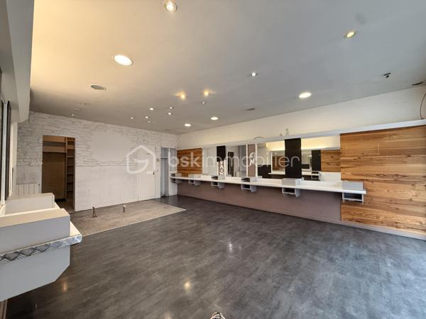 Rue Jacquemart, à quelques mètres des boulevards, Claude GERMAIN Mandataire BSK Immobilier vous propose ce local commercial d’environ 41 m².

La vitrine donnant directement sur la rue vous garantie une visibilité essentielle pour votre enseigne et votre activité.
Son agencement bénéficie de deux entrées indépendantes, facilitant l’accès et offrant différentes possibilités d’aménagement selon vos besoins

Le local est par ailleurs équipé d’une climatisation ainsi que d’une chaudière gaz permettant d’assurer fraîcheur et chauffage toute l’année.

La vitrine est sécurisé par un rideau métallique plein.

Charges de copropriété très faibles: 204€/an

Les atouts:
 - Centre-ville
 - Axe passant
 - Belle visibilité
 - Environ 41 m²
 - Vitrine sur rue
 - Deux accès
 - Rideau métallique
 - Climatisation
 - Chauffage individuel au gaz
- Petite copropriété

Toutes activités envisageables, sauf restauration avec cuisson (Pas de hotte possible)

Les informations sur les risques auxquels ce bien est exposé sont disponibles sur le site Géorisques : www.georisques.gouv.fr