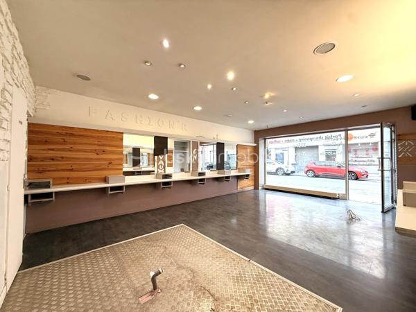 Rue Jacquemart, à quelques mètres des boulevards, Claude GERMAIN Mandataire BSK Immobilier vous propose ce local commercial d’environ 41 m².

La vitrine donnant directement sur la rue vous garantie une visibilité essentielle pour votre enseigne et votre activité.
Son agencement bénéficie de deux entrées indépendantes, facilitant l’accès et offrant différentes possibilités d’aménagement selon vos besoins

Le local est par ailleurs équipé d’une climatisation ainsi que d’une chaudière gaz permettant d’assurer fraîcheur et chauffage toute l’année.

La vitrine est sécurisé par un rideau métallique plein.

Charges de copropriété très faibles: 204€/an

Les atouts:
 - Centre-ville
 - Axe passant
 - Belle visibilité
 - Environ 41 m²
 - Vitrine sur rue
 - Deux accès
 - Rideau métallique
 - Climatisation
 - Chauffage individuel au gaz
- Petite copropriété

Toutes activités envisageables, sauf restauration avec cuisson (Pas de hotte possible)

Les informations sur les risques auxquels ce bien est exposé sont disponibles sur le site Géorisques : www.georisques.gouv.fr
