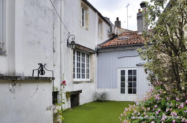 Maison à vendre SURGERES (17) Ensemble immobilier de 148 m² hab. à remettre au goût du jour!