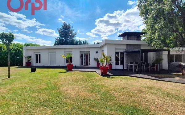 Maison à vendre    8 pièces •  Saint-Yorre