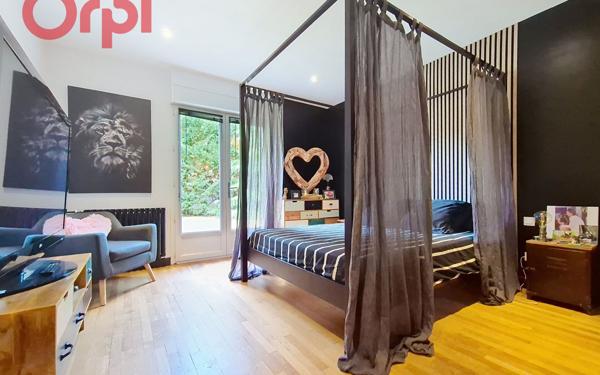 Maison à vendre    8 pièces •  Saint-Yorre