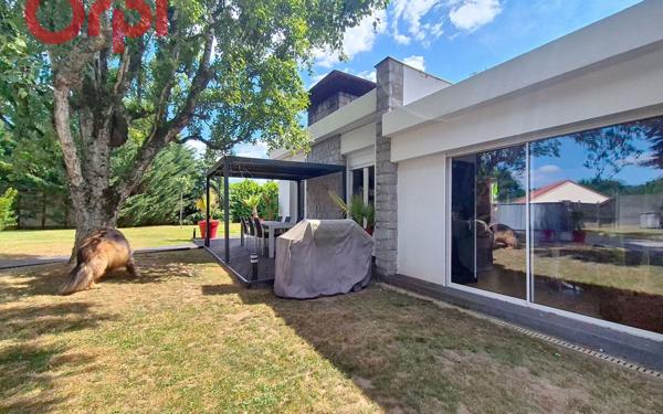 Maison à vendre    8 pièces •  Saint-Yorre