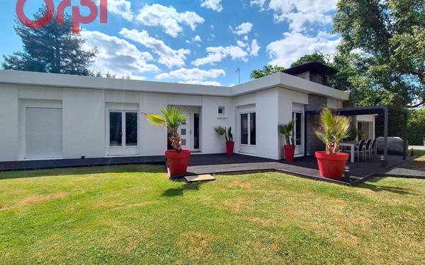 Maison à vendre    8 pièces •  Saint-Yorre