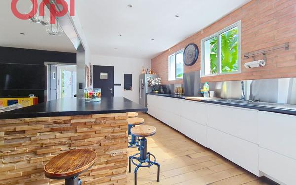 Maison à vendre    8 pièces •  Saint-Yorre