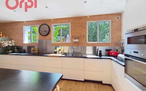 Maison à vendre    8 pièces •  Saint-Yorre