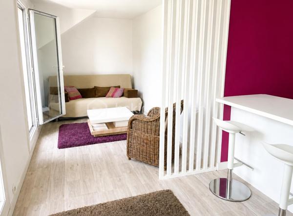 Appartement rénové avec grande terrasse et parking privatif.
A seulement quelques minutes des plages et des commodités, découvrez ce charmant appartement de 36m² rénové avec goût, situé au rez-de-chaussée d'une résidence sécurisée.
Dès l'entrée, vous serez séduit par sa belle pièce de vie lumineuse avec cuisine aménagée, offrant un espace convivial et fonctionnel.
L'appartement dispose également d'une chambre ainsi que d'une salle d'eau et WC.
Son véritable atout ? une terrasse de 50m², idéal pour profiter des beaux jours.

Un bien rare sur le secteur, 
N'hésitez pas à me contacter pour plus de renseignements