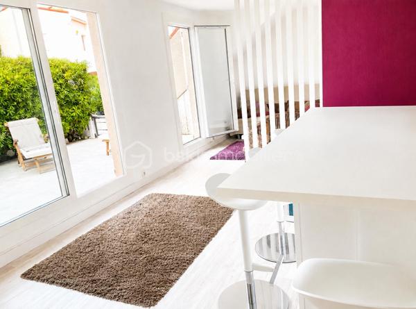 Appartement rénové avec grande terrasse et parking privatif.
A seulement quelques minutes des plages et des commodités, découvrez ce charmant appartement de 36m² rénové avec goût, situé au rez-de-chaussée d'une résidence sécurisée.
Dès l'entrée, vous serez séduit par sa belle pièce de vie lumineuse avec cuisine aménagée, offrant un espace convivial et fonctionnel.
L'appartement dispose également d'une chambre ainsi que d'une salle d'eau et WC.
Son véritable atout ? une terrasse de 50m², idéal pour profiter des beaux jours.

Un bien rare sur le secteur, 
N'hésitez pas à me contacter pour plus de renseignements