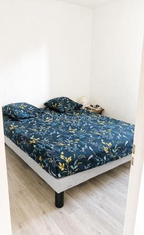 Appartement rénové avec grande terrasse et parking privatif.
A seulement quelques minutes des plages et des commodités, découvrez ce charmant appartement de 36m² rénové avec goût, situé au rez-de-chaussée d'une résidence sécurisée.
Dès l'entrée, vous serez séduit par sa belle pièce de vie lumineuse avec cuisine aménagée, offrant un espace convivial et fonctionnel.
L'appartement dispose également d'une chambre ainsi que d'une salle d'eau et WC.
Son véritable atout ? une terrasse de 50m², idéal pour profiter des beaux jours.

Un bien rare sur le secteur, 
N'hésitez pas à me contacter pour plus de renseignements