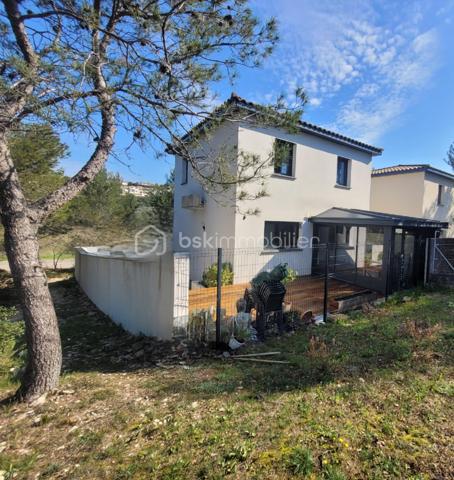 # Maison contemporaine 2022 – 3 chambres – Véranda – Jacuzzi – Très belles prestations – POULX

Située sur la commune très recherchée de **POULX**, cette magnifique maison contemporaine construite en **2022** séduira les amateurs de prestations de qualité et de confort moderne.

Dès l'entrée, vous découvrirez une belle pièce de vie baignée de lumière, offrant un espace salon/séjour convivial ouvert sur une cuisine entièrement aménagée et équipée (plaque de cuisson, hotte, four, cave à vin, lave vaisselle…).

Dans le prolongement, une superbe véranda, sublimée par un puits de lumière, apporte un véritable espace de vie supplémentaire. Sa large baie vitrée à trois vantaux s'ouvre pleinement sur une élégante terrasse en bois exotique, créant une parfaite continuité entre l'intérieur et l'extérieur.

Le rez-de-chaussée dispose également d'un WC indépendant ainsi que d'un accès direct au garage.

À l'étage, l'espace nuit comprend trois chambres confortables avec placard, une salle de bains moderne ainsi qu'un WC.

À l'extérieur, tout a été pensé pour profiter pleinement des beaux jours : une magnifique terrasse en bois exotique accueille un jacuzzi, idéal pour des moments de détente en toute intimité.

La propriété bénéficie également d'un garage ainsi que de places de stationnement privatives.

Les + du bien

* Maison construite en 2022
* Aucun travaux à prévoir
* Cuisine entièrement équipée
* Véranda avec puits de lumière
* Baie vitrée trois vantaux
* Terrasse en bois exotique
* Jacuzzi
* Garage
* Stationnements privatifs
* Prestations de qualité
* Maison clé en main

Une maison aux finitions soignées, où chaque détail a été pensé avec goût. Il ne vous reste plus qu'à poser vos valises et profiter d'un cadre de vie privilégié.

📞 Contactez-moi dès aujourd'hui pour organiser une visite. Ce bien coup de cœur ne restera pas longtemps sur le marché !