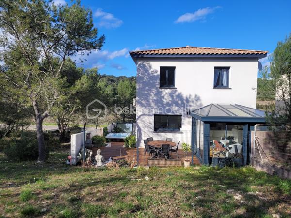 # Maison contemporaine 2022 – 3 chambres – Véranda – Jacuzzi – Très belles prestations – POULX

Située sur la commune très recherchée de **POULX**, cette magnifique maison contemporaine construite en **2022** séduira les amateurs de prestations de qualité et de confort moderne.

Dès l'entrée, vous découvrirez une belle pièce de vie baignée de lumière, offrant un espace salon/séjour convivial ouvert sur une cuisine entièrement aménagée et équipée (plaque de cuisson, hotte, four, cave à vin, lave vaisselle…).

Dans le prolongement, une superbe véranda, sublimée par un puits de lumière, apporte un véritable espace de vie supplémentaire. Sa large baie vitrée à trois vantaux s'ouvre pleinement sur une élégante terrasse en bois exotique, créant une parfaite continuité entre l'intérieur et l'extérieur.

Le rez-de-chaussée dispose également d'un WC indépendant ainsi que d'un accès direct au garage.

À l'étage, l'espace nuit comprend trois chambres confortables avec placard, une salle de bains moderne ainsi qu'un WC.

À l'extérieur, tout a été pensé pour profiter pleinement des beaux jours : une magnifique terrasse en bois exotique accueille un jacuzzi, idéal pour des moments de détente en toute intimité.

La propriété bénéficie également d'un garage ainsi que de places de stationnement privatives.

Les + du bien

* Maison construite en 2022
* Aucun travaux à prévoir
* Cuisine entièrement équipée
* Véranda avec puits de lumière
* Baie vitrée trois vantaux
* Terrasse en bois exotique
* Jacuzzi
* Garage
* Stationnements privatifs
* Prestations de qualité
* Maison clé en main

Une maison aux finitions soignées, où chaque détail a été pensé avec goût. Il ne vous reste plus qu'à poser vos valises et profiter d'un cadre de vie privilégié.

📞 Contactez-moi dès aujourd'hui pour organiser une visite. Ce bien coup de cœur ne restera pas longtemps sur le marché !