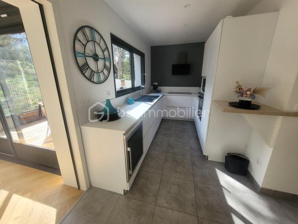 # Maison contemporaine 2022 – 3 chambres – Véranda – Jacuzzi – Très belles prestations – POULX

Située sur la commune très recherchée de **POULX**, cette magnifique maison contemporaine construite en **2022** séduira les amateurs de prestations de qualité et de confort moderne.

Dès l'entrée, vous découvrirez une belle pièce de vie baignée de lumière, offrant un espace salon/séjour convivial ouvert sur une cuisine entièrement aménagée et équipée (plaque de cuisson, hotte, four, cave à vin, lave vaisselle…).

Dans le prolongement, une superbe véranda, sublimée par un puits de lumière, apporte un véritable espace de vie supplémentaire. Sa large baie vitrée à trois vantaux s'ouvre pleinement sur une élégante terrasse en bois exotique, créant une parfaite continuité entre l'intérieur et l'extérieur.

Le rez-de-chaussée dispose également d'un WC indépendant ainsi que d'un accès direct au garage.

À l'étage, l'espace nuit comprend trois chambres confortables avec placard, une salle de bains moderne ainsi qu'un WC.

À l'extérieur, tout a été pensé pour profiter pleinement des beaux jours : une magnifique terrasse en bois exotique accueille un jacuzzi, idéal pour des moments de détente en toute intimité.

La propriété bénéficie également d'un garage ainsi que de places de stationnement privatives.

Les + du bien

* Maison construite en 2022
* Aucun travaux à prévoir
* Cuisine entièrement équipée
* Véranda avec puits de lumière
* Baie vitrée trois vantaux
* Terrasse en bois exotique
* Jacuzzi
* Garage
* Stationnements privatifs
* Prestations de qualité
* Maison clé en main

Une maison aux finitions soignées, où chaque détail a été pensé avec goût. Il ne vous reste plus qu'à poser vos valises et profiter d'un cadre de vie privilégié.

📞 Contactez-moi dès aujourd'hui pour organiser une visite. Ce bien coup de cœur ne restera pas longtemps sur le marché !