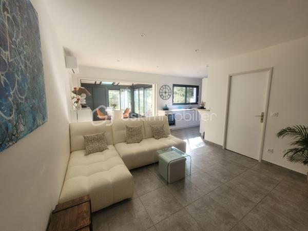 # Maison contemporaine 2022 – 3 chambres – Véranda – Jacuzzi – Très belles prestations – POULX

Située sur la commune très recherchée de **POULX**, cette magnifique maison contemporaine construite en **2022** séduira les amateurs de prestations de qualité et de confort moderne.

Dès l'entrée, vous découvrirez une belle pièce de vie baignée de lumière, offrant un espace salon/séjour convivial ouvert sur une cuisine entièrement aménagée et équipée (plaque de cuisson, hotte, four, cave à vin, lave vaisselle…).

Dans le prolongement, une superbe véranda, sublimée par un puits de lumière, apporte un véritable espace de vie supplémentaire. Sa large baie vitrée à trois vantaux s'ouvre pleinement sur une élégante terrasse en bois exotique, créant une parfaite continuité entre l'intérieur et l'extérieur.

Le rez-de-chaussée dispose également d'un WC indépendant ainsi que d'un accès direct au garage.

À l'étage, l'espace nuit comprend trois chambres confortables avec placard, une salle de bains moderne ainsi qu'un WC.

À l'extérieur, tout a été pensé pour profiter pleinement des beaux jours : une magnifique terrasse en bois exotique accueille un jacuzzi, idéal pour des moments de détente en toute intimité.

La propriété bénéficie également d'un garage ainsi que de places de stationnement privatives.

Les + du bien

* Maison construite en 2022
* Aucun travaux à prévoir
* Cuisine entièrement équipée
* Véranda avec puits de lumière
* Baie vitrée trois vantaux
* Terrasse en bois exotique
* Jacuzzi
* Garage
* Stationnements privatifs
* Prestations de qualité
* Maison clé en main

Une maison aux finitions soignées, où chaque détail a été pensé avec goût. Il ne vous reste plus qu'à poser vos valises et profiter d'un cadre de vie privilégié.

📞 Contactez-moi dès aujourd'hui pour organiser une visite. Ce bien coup de cœur ne restera pas longtemps sur le marché !