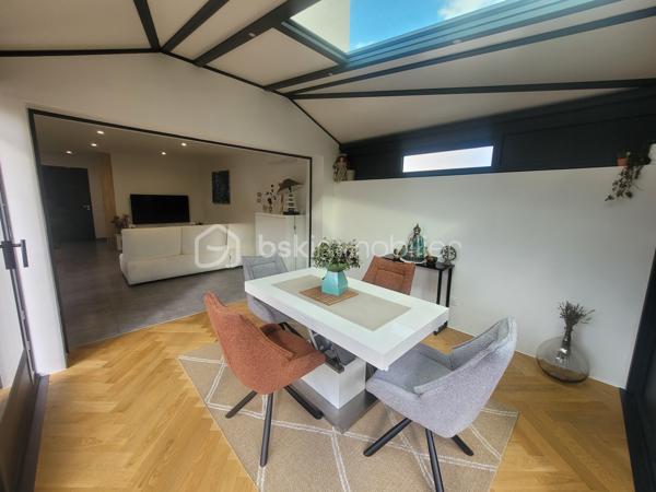 # Maison contemporaine 2022 – 3 chambres – Véranda – Jacuzzi – Très belles prestations – POULX

Située sur la commune très recherchée de **POULX**, cette magnifique maison contemporaine construite en **2022** séduira les amateurs de prestations de qualité et de confort moderne.

Dès l'entrée, vous découvrirez une belle pièce de vie baignée de lumière, offrant un espace salon/séjour convivial ouvert sur une cuisine entièrement aménagée et équipée (plaque de cuisson, hotte, four, cave à vin, lave vaisselle…).

Dans le prolongement, une superbe véranda, sublimée par un puits de lumière, apporte un véritable espace de vie supplémentaire. Sa large baie vitrée à trois vantaux s'ouvre pleinement sur une élégante terrasse en bois exotique, créant une parfaite continuité entre l'intérieur et l'extérieur.

Le rez-de-chaussée dispose également d'un WC indépendant ainsi que d'un accès direct au garage.

À l'étage, l'espace nuit comprend trois chambres confortables avec placard, une salle de bains moderne ainsi qu'un WC.

À l'extérieur, tout a été pensé pour profiter pleinement des beaux jours : une magnifique terrasse en bois exotique accueille un jacuzzi, idéal pour des moments de détente en toute intimité.

La propriété bénéficie également d'un garage ainsi que de places de stationnement privatives.

Les + du bien

* Maison construite en 2022
* Aucun travaux à prévoir
* Cuisine entièrement équipée
* Véranda avec puits de lumière
* Baie vitrée trois vantaux
* Terrasse en bois exotique
* Jacuzzi
* Garage
* Stationnements privatifs
* Prestations de qualité
* Maison clé en main

Une maison aux finitions soignées, où chaque détail a été pensé avec goût. Il ne vous reste plus qu'à poser vos valises et profiter d'un cadre de vie privilégié.

📞 Contactez-moi dès aujourd'hui pour organiser une visite. Ce bien coup de cœur ne restera pas longtemps sur le marché !
