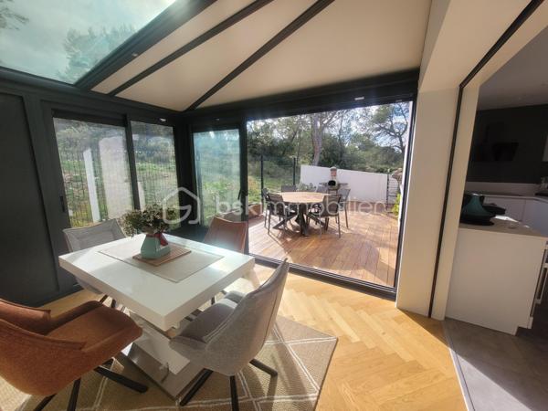 # Maison contemporaine 2022 – 3 chambres – Véranda – Jacuzzi – Très belles prestations – POULX

Située sur la commune très recherchée de **POULX**, cette magnifique maison contemporaine construite en **2022** séduira les amateurs de prestations de qualité et de confort moderne.

Dès l'entrée, vous découvrirez une belle pièce de vie baignée de lumière, offrant un espace salon/séjour convivial ouvert sur une cuisine entièrement aménagée et équipée (plaque de cuisson, hotte, four, cave à vin, lave vaisselle…).

Dans le prolongement, une superbe véranda, sublimée par un puits de lumière, apporte un véritable espace de vie supplémentaire. Sa large baie vitrée à trois vantaux s'ouvre pleinement sur une élégante terrasse en bois exotique, créant une parfaite continuité entre l'intérieur et l'extérieur.

Le rez-de-chaussée dispose également d'un WC indépendant ainsi que d'un accès direct au garage.

À l'étage, l'espace nuit comprend trois chambres confortables avec placard, une salle de bains moderne ainsi qu'un WC.

À l'extérieur, tout a été pensé pour profiter pleinement des beaux jours : une magnifique terrasse en bois exotique accueille un jacuzzi, idéal pour des moments de détente en toute intimité.

La propriété bénéficie également d'un garage ainsi que de places de stationnement privatives.

Les + du bien

* Maison construite en 2022
* Aucun travaux à prévoir
* Cuisine entièrement équipée
* Véranda avec puits de lumière
* Baie vitrée trois vantaux
* Terrasse en bois exotique
* Jacuzzi
* Garage
* Stationnements privatifs
* Prestations de qualité
* Maison clé en main

Une maison aux finitions soignées, où chaque détail a été pensé avec goût. Il ne vous reste plus qu'à poser vos valises et profiter d'un cadre de vie privilégié.

📞 Contactez-moi dès aujourd'hui pour organiser une visite. Ce bien coup de cœur ne restera pas longtemps sur le marché !