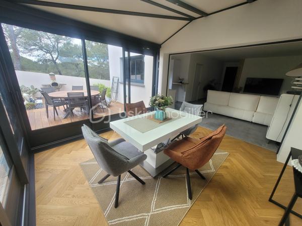 # Maison contemporaine 2022 – 3 chambres – Véranda – Jacuzzi – Très belles prestations – POULX

Située sur la commune très recherchée de **POULX**, cette magnifique maison contemporaine construite en **2022** séduira les amateurs de prestations de qualité et de confort moderne.

Dès l'entrée, vous découvrirez une belle pièce de vie baignée de lumière, offrant un espace salon/séjour convivial ouvert sur une cuisine entièrement aménagée et équipée (plaque de cuisson, hotte, four, cave à vin, lave vaisselle…).

Dans le prolongement, une superbe véranda, sublimée par un puits de lumière, apporte un véritable espace de vie supplémentaire. Sa large baie vitrée à trois vantaux s'ouvre pleinement sur une élégante terrasse en bois exotique, créant une parfaite continuité entre l'intérieur et l'extérieur.

Le rez-de-chaussée dispose également d'un WC indépendant ainsi que d'un accès direct au garage.

À l'étage, l'espace nuit comprend trois chambres confortables avec placard, une salle de bains moderne ainsi qu'un WC.

À l'extérieur, tout a été pensé pour profiter pleinement des beaux jours : une magnifique terrasse en bois exotique accueille un jacuzzi, idéal pour des moments de détente en toute intimité.

La propriété bénéficie également d'un garage ainsi que de places de stationnement privatives.

Les + du bien

* Maison construite en 2022
* Aucun travaux à prévoir
* Cuisine entièrement équipée
* Véranda avec puits de lumière
* Baie vitrée trois vantaux
* Terrasse en bois exotique
* Jacuzzi
* Garage
* Stationnements privatifs
* Prestations de qualité
* Maison clé en main

Une maison aux finitions soignées, où chaque détail a été pensé avec goût. Il ne vous reste plus qu'à poser vos valises et profiter d'un cadre de vie privilégié.

📞 Contactez-moi dès aujourd'hui pour organiser une visite. Ce bien coup de cœur ne restera pas longtemps sur le marché !