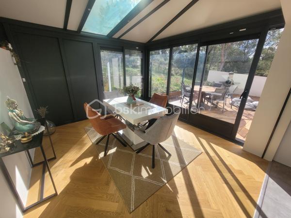 # Maison contemporaine 2022 – 3 chambres – Véranda – Jacuzzi – Très belles prestations – POULX

Située sur la commune très recherchée de **POULX**, cette magnifique maison contemporaine construite en **2022** séduira les amateurs de prestations de qualité et de confort moderne.

Dès l'entrée, vous découvrirez une belle pièce de vie baignée de lumière, offrant un espace salon/séjour convivial ouvert sur une cuisine entièrement aménagée et équipée (plaque de cuisson, hotte, four, cave à vin, lave vaisselle…).

Dans le prolongement, une superbe véranda, sublimée par un puits de lumière, apporte un véritable espace de vie supplémentaire. Sa large baie vitrée à trois vantaux s'ouvre pleinement sur une élégante terrasse en bois exotique, créant une parfaite continuité entre l'intérieur et l'extérieur.

Le rez-de-chaussée dispose également d'un WC indépendant ainsi que d'un accès direct au garage.

À l'étage, l'espace nuit comprend trois chambres confortables avec placard, une salle de bains moderne ainsi qu'un WC.

À l'extérieur, tout a été pensé pour profiter pleinement des beaux jours : une magnifique terrasse en bois exotique accueille un jacuzzi, idéal pour des moments de détente en toute intimité.

La propriété bénéficie également d'un garage ainsi que de places de stationnement privatives.

Les + du bien

* Maison construite en 2022
* Aucun travaux à prévoir
* Cuisine entièrement équipée
* Véranda avec puits de lumière
* Baie vitrée trois vantaux
* Terrasse en bois exotique
* Jacuzzi
* Garage
* Stationnements privatifs
* Prestations de qualité
* Maison clé en main

Une maison aux finitions soignées, où chaque détail a été pensé avec goût. Il ne vous reste plus qu'à poser vos valises et profiter d'un cadre de vie privilégié.

📞 Contactez-moi dès aujourd'hui pour organiser une visite. Ce bien coup de cœur ne restera pas longtemps sur le marché !