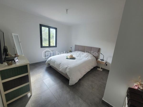 # Maison contemporaine 2022 – 3 chambres – Véranda – Jacuzzi – Très belles prestations – POULX

Située sur la commune très recherchée de **POULX**, cette magnifique maison contemporaine construite en **2022** séduira les amateurs de prestations de qualité et de confort moderne.

Dès l'entrée, vous découvrirez une belle pièce de vie baignée de lumière, offrant un espace salon/séjour convivial ouvert sur une cuisine entièrement aménagée et équipée (plaque de cuisson, hotte, four, cave à vin, lave vaisselle…).

Dans le prolongement, une superbe véranda, sublimée par un puits de lumière, apporte un véritable espace de vie supplémentaire. Sa large baie vitrée à trois vantaux s'ouvre pleinement sur une élégante terrasse en bois exotique, créant une parfaite continuité entre l'intérieur et l'extérieur.

Le rez-de-chaussée dispose également d'un WC indépendant ainsi que d'un accès direct au garage.

À l'étage, l'espace nuit comprend trois chambres confortables avec placard, une salle de bains moderne ainsi qu'un WC.

À l'extérieur, tout a été pensé pour profiter pleinement des beaux jours : une magnifique terrasse en bois exotique accueille un jacuzzi, idéal pour des moments de détente en toute intimité.

La propriété bénéficie également d'un garage ainsi que de places de stationnement privatives.

Les + du bien

* Maison construite en 2022
* Aucun travaux à prévoir
* Cuisine entièrement équipée
* Véranda avec puits de lumière
* Baie vitrée trois vantaux
* Terrasse en bois exotique
* Jacuzzi
* Garage
* Stationnements privatifs
* Prestations de qualité
* Maison clé en main

Une maison aux finitions soignées, où chaque détail a été pensé avec goût. Il ne vous reste plus qu'à poser vos valises et profiter d'un cadre de vie privilégié.

📞 Contactez-moi dès aujourd'hui pour organiser une visite. Ce bien coup de cœur ne restera pas longtemps sur le marché !