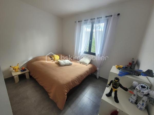 # Maison contemporaine 2022 – 3 chambres – Véranda – Jacuzzi – Très belles prestations – POULX

Située sur la commune très recherchée de **POULX**, cette magnifique maison contemporaine construite en **2022** séduira les amateurs de prestations de qualité et de confort moderne.

Dès l'entrée, vous découvrirez une belle pièce de vie baignée de lumière, offrant un espace salon/séjour convivial ouvert sur une cuisine entièrement aménagée et équipée (plaque de cuisson, hotte, four, cave à vin, lave vaisselle…).

Dans le prolongement, une superbe véranda, sublimée par un puits de lumière, apporte un véritable espace de vie supplémentaire. Sa large baie vitrée à trois vantaux s'ouvre pleinement sur une élégante terrasse en bois exotique, créant une parfaite continuité entre l'intérieur et l'extérieur.

Le rez-de-chaussée dispose également d'un WC indépendant ainsi que d'un accès direct au garage.

À l'étage, l'espace nuit comprend trois chambres confortables avec placard, une salle de bains moderne ainsi qu'un WC.

À l'extérieur, tout a été pensé pour profiter pleinement des beaux jours : une magnifique terrasse en bois exotique accueille un jacuzzi, idéal pour des moments de détente en toute intimité.

La propriété bénéficie également d'un garage ainsi que de places de stationnement privatives.

Les + du bien

* Maison construite en 2022
* Aucun travaux à prévoir
* Cuisine entièrement équipée
* Véranda avec puits de lumière
* Baie vitrée trois vantaux
* Terrasse en bois exotique
* Jacuzzi
* Garage
* Stationnements privatifs
* Prestations de qualité
* Maison clé en main

Une maison aux finitions soignées, où chaque détail a été pensé avec goût. Il ne vous reste plus qu'à poser vos valises et profiter d'un cadre de vie privilégié.

📞 Contactez-moi dès aujourd'hui pour organiser une visite. Ce bien coup de cœur ne restera pas longtemps sur le marché !