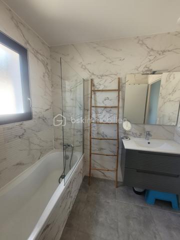 # Maison contemporaine 2022 – 3 chambres – Véranda – Jacuzzi – Très belles prestations – POULX

Située sur la commune très recherchée de **POULX**, cette magnifique maison contemporaine construite en **2022** séduira les amateurs de prestations de qualité et de confort moderne.

Dès l'entrée, vous découvrirez une belle pièce de vie baignée de lumière, offrant un espace salon/séjour convivial ouvert sur une cuisine entièrement aménagée et équipée (plaque de cuisson, hotte, four, cave à vin, lave vaisselle…).

Dans le prolongement, une superbe véranda, sublimée par un puits de lumière, apporte un véritable espace de vie supplémentaire. Sa large baie vitrée à trois vantaux s'ouvre pleinement sur une élégante terrasse en bois exotique, créant une parfaite continuité entre l'intérieur et l'extérieur.

Le rez-de-chaussée dispose également d'un WC indépendant ainsi que d'un accès direct au garage.

À l'étage, l'espace nuit comprend trois chambres confortables avec placard, une salle de bains moderne ainsi qu'un WC.

À l'extérieur, tout a été pensé pour profiter pleinement des beaux jours : une magnifique terrasse en bois exotique accueille un jacuzzi, idéal pour des moments de détente en toute intimité.

La propriété bénéficie également d'un garage ainsi que de places de stationnement privatives.

Les + du bien

* Maison construite en 2022
* Aucun travaux à prévoir
* Cuisine entièrement équipée
* Véranda avec puits de lumière
* Baie vitrée trois vantaux
* Terrasse en bois exotique
* Jacuzzi
* Garage
* Stationnements privatifs
* Prestations de qualité
* Maison clé en main

Une maison aux finitions soignées, où chaque détail a été pensé avec goût. Il ne vous reste plus qu'à poser vos valises et profiter d'un cadre de vie privilégié.

📞 Contactez-moi dès aujourd'hui pour organiser une visite. Ce bien coup de cœur ne restera pas longtemps sur le marché !
