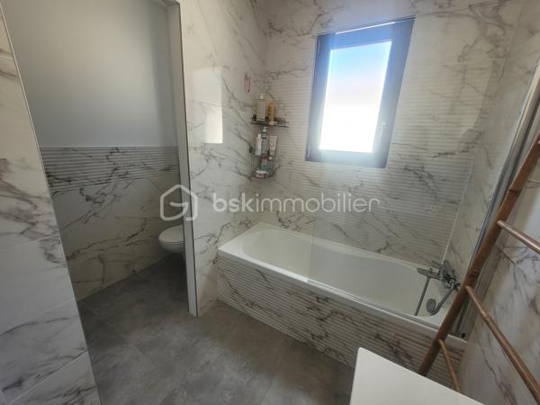 # Maison contemporaine 2022 – 3 chambres – Véranda – Jacuzzi – Très belles prestations – POULX

Située sur la commune très recherchée de **POULX**, cette magnifique maison contemporaine construite en **2022** séduira les amateurs de prestations de qualité et de confort moderne.

Dès l'entrée, vous découvrirez une belle pièce de vie baignée de lumière, offrant un espace salon/séjour convivial ouvert sur une cuisine entièrement aménagée et équipée (plaque de cuisson, hotte, four, cave à vin, lave vaisselle…).

Dans le prolongement, une superbe véranda, sublimée par un puits de lumière, apporte un véritable espace de vie supplémentaire. Sa large baie vitrée à trois vantaux s'ouvre pleinement sur une élégante terrasse en bois exotique, créant une parfaite continuité entre l'intérieur et l'extérieur.

Le rez-de-chaussée dispose également d'un WC indépendant ainsi que d'un accès direct au garage.

À l'étage, l'espace nuit comprend trois chambres confortables avec placard, une salle de bains moderne ainsi qu'un WC.

À l'extérieur, tout a été pensé pour profiter pleinement des beaux jours : une magnifique terrasse en bois exotique accueille un jacuzzi, idéal pour des moments de détente en toute intimité.

La propriété bénéficie également d'un garage ainsi que de places de stationnement privatives.

Les + du bien

* Maison construite en 2022
* Aucun travaux à prévoir
* Cuisine entièrement équipée
* Véranda avec puits de lumière
* Baie vitrée trois vantaux
* Terrasse en bois exotique
* Jacuzzi
* Garage
* Stationnements privatifs
* Prestations de qualité
* Maison clé en main

Une maison aux finitions soignées, où chaque détail a été pensé avec goût. Il ne vous reste plus qu'à poser vos valises et profiter d'un cadre de vie privilégié.

📞 Contactez-moi dès aujourd'hui pour organiser une visite. Ce bien coup de cœur ne restera pas longtemps sur le marché !
