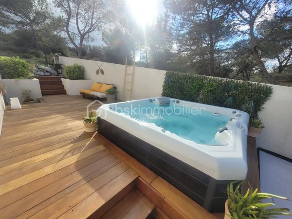 # Maison contemporaine 2022 – 3 chambres – Véranda – Jacuzzi – Très belles prestations – POULX

Située sur la commune très recherchée de **POULX**, cette magnifique maison contemporaine construite en **2022** séduira les amateurs de prestations de qualité et de confort moderne.

Dès l'entrée, vous découvrirez une belle pièce de vie baignée de lumière, offrant un espace salon/séjour convivial ouvert sur une cuisine entièrement aménagée et équipée (plaque de cuisson, hotte, four, cave à vin, lave vaisselle…).

Dans le prolongement, une superbe véranda, sublimée par un puits de lumière, apporte un véritable espace de vie supplémentaire. Sa large baie vitrée à trois vantaux s'ouvre pleinement sur une élégante terrasse en bois exotique, créant une parfaite continuité entre l'intérieur et l'extérieur.

Le rez-de-chaussée dispose également d'un WC indépendant ainsi que d'un accès direct au garage.

À l'étage, l'espace nuit comprend trois chambres confortables avec placard, une salle de bains moderne ainsi qu'un WC.

À l'extérieur, tout a été pensé pour profiter pleinement des beaux jours : une magnifique terrasse en bois exotique accueille un jacuzzi, idéal pour des moments de détente en toute intimité.

La propriété bénéficie également d'un garage ainsi que de places de stationnement privatives.

Les + du bien

* Maison construite en 2022
* Aucun travaux à prévoir
* Cuisine entièrement équipée
* Véranda avec puits de lumière
* Baie vitrée trois vantaux
* Terrasse en bois exotique
* Jacuzzi
* Garage
* Stationnements privatifs
* Prestations de qualité
* Maison clé en main

Une maison aux finitions soignées, où chaque détail a été pensé avec goût. Il ne vous reste plus qu'à poser vos valises et profiter d'un cadre de vie privilégié.

📞 Contactez-moi dès aujourd'hui pour organiser une visite. Ce bien coup de cœur ne restera pas longtemps sur le marché !