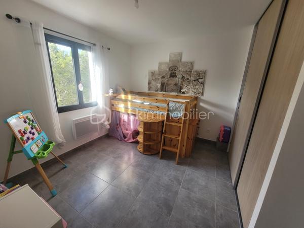 # Maison contemporaine 2022 – 3 chambres – Véranda – Jacuzzi – Très belles prestations – POULX

Située sur la commune très recherchée de **POULX**, cette magnifique maison contemporaine construite en **2022** séduira les amateurs de prestations de qualité et de confort moderne.

Dès l'entrée, vous découvrirez une belle pièce de vie baignée de lumière, offrant un espace salon/séjour convivial ouvert sur une cuisine entièrement aménagée et équipée (plaque de cuisson, hotte, four, cave à vin, lave vaisselle…).

Dans le prolongement, une superbe véranda, sublimée par un puits de lumière, apporte un véritable espace de vie supplémentaire. Sa large baie vitrée à trois vantaux s'ouvre pleinement sur une élégante terrasse en bois exotique, créant une parfaite continuité entre l'intérieur et l'extérieur.

Le rez-de-chaussée dispose également d'un WC indépendant ainsi que d'un accès direct au garage.

À l'étage, l'espace nuit comprend trois chambres confortables avec placard, une salle de bains moderne ainsi qu'un WC.

À l'extérieur, tout a été pensé pour profiter pleinement des beaux jours : une magnifique terrasse en bois exotique accueille un jacuzzi, idéal pour des moments de détente en toute intimité.

La propriété bénéficie également d'un garage ainsi que de places de stationnement privatives.

Les + du bien

* Maison construite en 2022
* Aucun travaux à prévoir
* Cuisine entièrement équipée
* Véranda avec puits de lumière
* Baie vitrée trois vantaux
* Terrasse en bois exotique
* Jacuzzi
* Garage
* Stationnements privatifs
* Prestations de qualité
* Maison clé en main

Une maison aux finitions soignées, où chaque détail a été pensé avec goût. Il ne vous reste plus qu'à poser vos valises et profiter d'un cadre de vie privilégié.

📞 Contactez-moi dès aujourd'hui pour organiser une visite. Ce bien coup de cœur ne restera pas longtemps sur le marché !