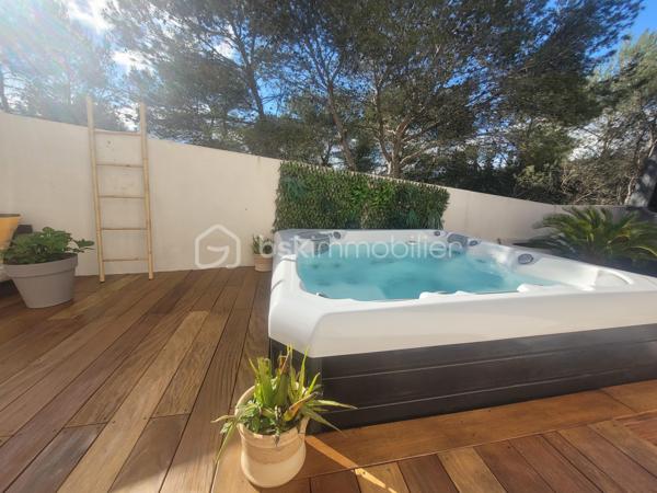 # Maison contemporaine 2022 – 3 chambres – Véranda – Jacuzzi – Très belles prestations – POULX

Située sur la commune très recherchée de **POULX**, cette magnifique maison contemporaine construite en **2022** séduira les amateurs de prestations de qualité et de confort moderne.

Dès l'entrée, vous découvrirez une belle pièce de vie baignée de lumière, offrant un espace salon/séjour convivial ouvert sur une cuisine entièrement aménagée et équipée (plaque de cuisson, hotte, four, cave à vin, lave vaisselle…).

Dans le prolongement, une superbe véranda, sublimée par un puits de lumière, apporte un véritable espace de vie supplémentaire. Sa large baie vitrée à trois vantaux s'ouvre pleinement sur une élégante terrasse en bois exotique, créant une parfaite continuité entre l'intérieur et l'extérieur.

Le rez-de-chaussée dispose également d'un WC indépendant ainsi que d'un accès direct au garage.

À l'étage, l'espace nuit comprend trois chambres confortables avec placard, une salle de bains moderne ainsi qu'un WC.

À l'extérieur, tout a été pensé pour profiter pleinement des beaux jours : une magnifique terrasse en bois exotique accueille un jacuzzi, idéal pour des moments de détente en toute intimité.

La propriété bénéficie également d'un garage ainsi que de places de stationnement privatives.

Les + du bien

* Maison construite en 2022
* Aucun travaux à prévoir
* Cuisine entièrement équipée
* Véranda avec puits de lumière
* Baie vitrée trois vantaux
* Terrasse en bois exotique
* Jacuzzi
* Garage
* Stationnements privatifs
* Prestations de qualité
* Maison clé en main

Une maison aux finitions soignées, où chaque détail a été pensé avec goût. Il ne vous reste plus qu'à poser vos valises et profiter d'un cadre de vie privilégié.

📞 Contactez-moi dès aujourd'hui pour organiser une visite. Ce bien coup de cœur ne restera pas longtemps sur le marché !