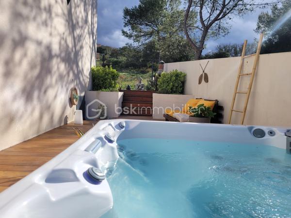 # Maison contemporaine 2022 – 3 chambres – Véranda – Jacuzzi – Très belles prestations – POULX

Située sur la commune très recherchée de **POULX**, cette magnifique maison contemporaine construite en **2022** séduira les amateurs de prestations de qualité et de confort moderne.

Dès l'entrée, vous découvrirez une belle pièce de vie baignée de lumière, offrant un espace salon/séjour convivial ouvert sur une cuisine entièrement aménagée et équipée (plaque de cuisson, hotte, four, cave à vin, lave vaisselle…).

Dans le prolongement, une superbe véranda, sublimée par un puits de lumière, apporte un véritable espace de vie supplémentaire. Sa large baie vitrée à trois vantaux s'ouvre pleinement sur une élégante terrasse en bois exotique, créant une parfaite continuité entre l'intérieur et l'extérieur.

Le rez-de-chaussée dispose également d'un WC indépendant ainsi que d'un accès direct au garage.

À l'étage, l'espace nuit comprend trois chambres confortables avec placard, une salle de bains moderne ainsi qu'un WC.

À l'extérieur, tout a été pensé pour profiter pleinement des beaux jours : une magnifique terrasse en bois exotique accueille un jacuzzi, idéal pour des moments de détente en toute intimité.

La propriété bénéficie également d'un garage ainsi que de places de stationnement privatives.

Les + du bien

* Maison construite en 2022
* Aucun travaux à prévoir
* Cuisine entièrement équipée
* Véranda avec puits de lumière
* Baie vitrée trois vantaux
* Terrasse en bois exotique
* Jacuzzi
* Garage
* Stationnements privatifs
* Prestations de qualité
* Maison clé en main

Une maison aux finitions soignées, où chaque détail a été pensé avec goût. Il ne vous reste plus qu'à poser vos valises et profiter d'un cadre de vie privilégié.

📞 Contactez-moi dès aujourd'hui pour organiser une visite. Ce bien coup de cœur ne restera pas longtemps sur le marché !