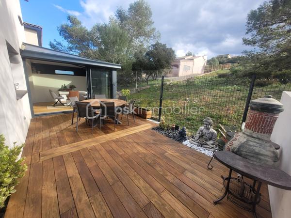 # Maison contemporaine 2022 – 3 chambres – Véranda – Jacuzzi – Très belles prestations – POULX

Située sur la commune très recherchée de **POULX**, cette magnifique maison contemporaine construite en **2022** séduira les amateurs de prestations de qualité et de confort moderne.

Dès l'entrée, vous découvrirez une belle pièce de vie baignée de lumière, offrant un espace salon/séjour convivial ouvert sur une cuisine entièrement aménagée et équipée (plaque de cuisson, hotte, four, cave à vin, lave vaisselle…).

Dans le prolongement, une superbe véranda, sublimée par un puits de lumière, apporte un véritable espace de vie supplémentaire. Sa large baie vitrée à trois vantaux s'ouvre pleinement sur une élégante terrasse en bois exotique, créant une parfaite continuité entre l'intérieur et l'extérieur.

Le rez-de-chaussée dispose également d'un WC indépendant ainsi que d'un accès direct au garage.

À l'étage, l'espace nuit comprend trois chambres confortables avec placard, une salle de bains moderne ainsi qu'un WC.

À l'extérieur, tout a été pensé pour profiter pleinement des beaux jours : une magnifique terrasse en bois exotique accueille un jacuzzi, idéal pour des moments de détente en toute intimité.

La propriété bénéficie également d'un garage ainsi que de places de stationnement privatives.

Les + du bien

* Maison construite en 2022
* Aucun travaux à prévoir
* Cuisine entièrement équipée
* Véranda avec puits de lumière
* Baie vitrée trois vantaux
* Terrasse en bois exotique
* Jacuzzi
* Garage
* Stationnements privatifs
* Prestations de qualité
* Maison clé en main

Une maison aux finitions soignées, où chaque détail a été pensé avec goût. Il ne vous reste plus qu'à poser vos valises et profiter d'un cadre de vie privilégié.

📞 Contactez-moi dès aujourd'hui pour organiser une visite. Ce bien coup de cœur ne restera pas longtemps sur le marché !