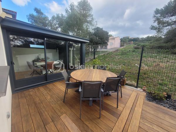 # Maison contemporaine 2022 – 3 chambres – Véranda – Jacuzzi – Très belles prestations – POULX

Située sur la commune très recherchée de **POULX**, cette magnifique maison contemporaine construite en **2022** séduira les amateurs de prestations de qualité et de confort moderne.

Dès l'entrée, vous découvrirez une belle pièce de vie baignée de lumière, offrant un espace salon/séjour convivial ouvert sur une cuisine entièrement aménagée et équipée (plaque de cuisson, hotte, four, cave à vin, lave vaisselle…).

Dans le prolongement, une superbe véranda, sublimée par un puits de lumière, apporte un véritable espace de vie supplémentaire. Sa large baie vitrée à trois vantaux s'ouvre pleinement sur une élégante terrasse en bois exotique, créant une parfaite continuité entre l'intérieur et l'extérieur.

Le rez-de-chaussée dispose également d'un WC indépendant ainsi que d'un accès direct au garage.

À l'étage, l'espace nuit comprend trois chambres confortables avec placard, une salle de bains moderne ainsi qu'un WC.

À l'extérieur, tout a été pensé pour profiter pleinement des beaux jours : une magnifique terrasse en bois exotique accueille un jacuzzi, idéal pour des moments de détente en toute intimité.

La propriété bénéficie également d'un garage ainsi que de places de stationnement privatives.

Les + du bien

* Maison construite en 2022
* Aucun travaux à prévoir
* Cuisine entièrement équipée
* Véranda avec puits de lumière
* Baie vitrée trois vantaux
* Terrasse en bois exotique
* Jacuzzi
* Garage
* Stationnements privatifs
* Prestations de qualité
* Maison clé en main

Une maison aux finitions soignées, où chaque détail a été pensé avec goût. Il ne vous reste plus qu'à poser vos valises et profiter d'un cadre de vie privilégié.

📞 Contactez-moi dès aujourd'hui pour organiser une visite. Ce bien coup de cœur ne restera pas longtemps sur le marché !