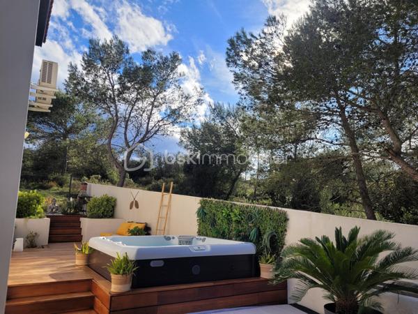 # Maison contemporaine 2022 – 3 chambres – Véranda – Jacuzzi – Très belles prestations – POULX

Située sur la commune très recherchée de **POULX**, cette magnifique maison contemporaine construite en **2022** séduira les amateurs de prestations de qualité et de confort moderne.

Dès l'entrée, vous découvrirez une belle pièce de vie baignée de lumière, offrant un espace salon/séjour convivial ouvert sur une cuisine entièrement aménagée et équipée (plaque de cuisson, hotte, four, cave à vin, lave vaisselle…).

Dans le prolongement, une superbe véranda, sublimée par un puits de lumière, apporte un véritable espace de vie supplémentaire. Sa large baie vitrée à trois vantaux s'ouvre pleinement sur une élégante terrasse en bois exotique, créant une parfaite continuité entre l'intérieur et l'extérieur.

Le rez-de-chaussée dispose également d'un WC indépendant ainsi que d'un accès direct au garage.

À l'étage, l'espace nuit comprend trois chambres confortables avec placard, une salle de bains moderne ainsi qu'un WC.

À l'extérieur, tout a été pensé pour profiter pleinement des beaux jours : une magnifique terrasse en bois exotique accueille un jacuzzi, idéal pour des moments de détente en toute intimité.

La propriété bénéficie également d'un garage ainsi que de places de stationnement privatives.

Les + du bien

* Maison construite en 2022
* Aucun travaux à prévoir
* Cuisine entièrement équipée
* Véranda avec puits de lumière
* Baie vitrée trois vantaux
* Terrasse en bois exotique
* Jacuzzi
* Garage
* Stationnements privatifs
* Prestations de qualité
* Maison clé en main

Une maison aux finitions soignées, où chaque détail a été pensé avec goût. Il ne vous reste plus qu'à poser vos valises et profiter d'un cadre de vie privilégié.

📞 Contactez-moi dès aujourd'hui pour organiser une visite. Ce bien coup de cœur ne restera pas longtemps sur le marché !