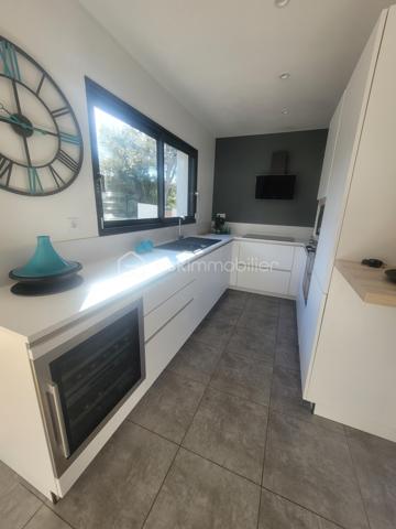 # Maison contemporaine 2022 – 3 chambres – Véranda – Jacuzzi – Très belles prestations – POULX

Située sur la commune très recherchée de **POULX**, cette magnifique maison contemporaine construite en **2022** séduira les amateurs de prestations de qualité et de confort moderne.

Dès l'entrée, vous découvrirez une belle pièce de vie baignée de lumière, offrant un espace salon/séjour convivial ouvert sur une cuisine entièrement aménagée et équipée (plaque de cuisson, hotte, four, cave à vin, lave vaisselle…).

Dans le prolongement, une superbe véranda, sublimée par un puits de lumière, apporte un véritable espace de vie supplémentaire. Sa large baie vitrée à trois vantaux s'ouvre pleinement sur une élégante terrasse en bois exotique, créant une parfaite continuité entre l'intérieur et l'extérieur.

Le rez-de-chaussée dispose également d'un WC indépendant ainsi que d'un accès direct au garage.

À l'étage, l'espace nuit comprend trois chambres confortables avec placard, une salle de bains moderne ainsi qu'un WC.

À l'extérieur, tout a été pensé pour profiter pleinement des beaux jours : une magnifique terrasse en bois exotique accueille un jacuzzi, idéal pour des moments de détente en toute intimité.

La propriété bénéficie également d'un garage ainsi que de places de stationnement privatives.

Les + du bien

* Maison construite en 2022
* Aucun travaux à prévoir
* Cuisine entièrement équipée
* Véranda avec puits de lumière
* Baie vitrée trois vantaux
* Terrasse en bois exotique
* Jacuzzi
* Garage
* Stationnements privatifs
* Prestations de qualité
* Maison clé en main

Une maison aux finitions soignées, où chaque détail a été pensé avec goût. Il ne vous reste plus qu'à poser vos valises et profiter d'un cadre de vie privilégié.

📞 Contactez-moi dès aujourd'hui pour organiser une visite. Ce bien coup de cœur ne restera pas longtemps sur le marché !