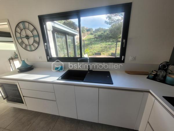 # Maison contemporaine 2022 – 3 chambres – Véranda – Jacuzzi – Très belles prestations – POULX

Située sur la commune très recherchée de **POULX**, cette magnifique maison contemporaine construite en **2022** séduira les amateurs de prestations de qualité et de confort moderne.

Dès l'entrée, vous découvrirez une belle pièce de vie baignée de lumière, offrant un espace salon/séjour convivial ouvert sur une cuisine entièrement aménagée et équipée (plaque de cuisson, hotte, four, cave à vin, lave vaisselle…).

Dans le prolongement, une superbe véranda, sublimée par un puits de lumière, apporte un véritable espace de vie supplémentaire. Sa large baie vitrée à trois vantaux s'ouvre pleinement sur une élégante terrasse en bois exotique, créant une parfaite continuité entre l'intérieur et l'extérieur.

Le rez-de-chaussée dispose également d'un WC indépendant ainsi que d'un accès direct au garage.

À l'étage, l'espace nuit comprend trois chambres confortables avec placard, une salle de bains moderne ainsi qu'un WC.

À l'extérieur, tout a été pensé pour profiter pleinement des beaux jours : une magnifique terrasse en bois exotique accueille un jacuzzi, idéal pour des moments de détente en toute intimité.

La propriété bénéficie également d'un garage ainsi que de places de stationnement privatives.

Les + du bien

* Maison construite en 2022
* Aucun travaux à prévoir
* Cuisine entièrement équipée
* Véranda avec puits de lumière
* Baie vitrée trois vantaux
* Terrasse en bois exotique
* Jacuzzi
* Garage
* Stationnements privatifs
* Prestations de qualité
* Maison clé en main

Une maison aux finitions soignées, où chaque détail a été pensé avec goût. Il ne vous reste plus qu'à poser vos valises et profiter d'un cadre de vie privilégié.

📞 Contactez-moi dès aujourd'hui pour organiser une visite. Ce bien coup de cœur ne restera pas longtemps sur le marché !
