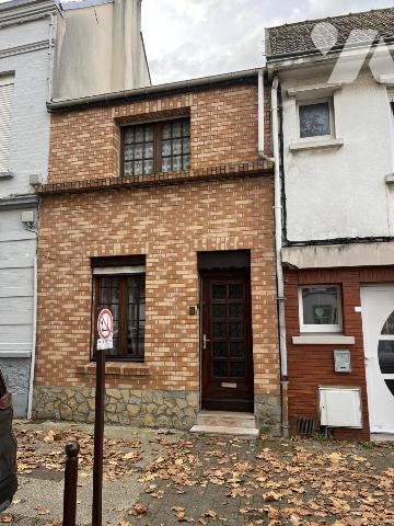 MAISON en bon état et en centre ville avec belle cour au sud