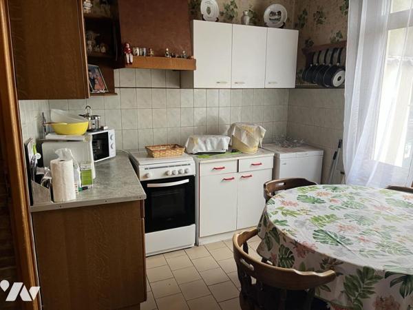 MAISON en bon état et en centre ville avec belle cour au sud