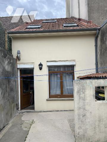 MAISON en bon état et en centre ville avec belle cour au sud