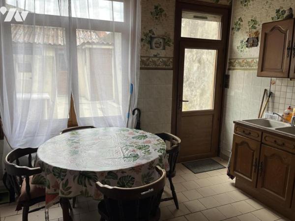 MAISON en bon état et en centre ville avec belle cour au sud