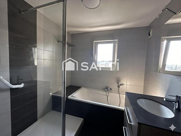 Hésinge - Dernier étage : F3/F4 lumineux  avec vue panoramique sur le village et son clocher"