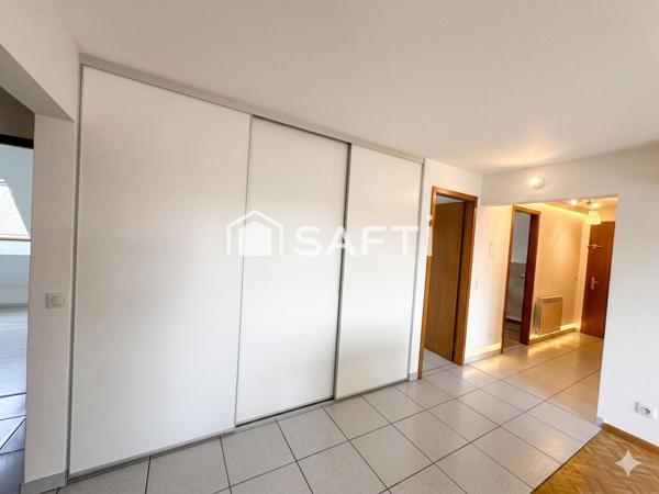 Hésinge - Dernier étage : F3/F4 lumineux  avec vue panoramique sur le village et son clocher"