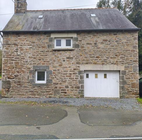 Exclusivité !! Côtes d'Armor. 22940 Plaintel. Maison en pierres de plain-pied, 2 chambres, garage, terrain