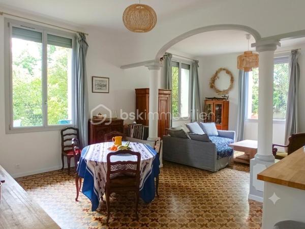 Élégant rez-de-villa T5 avec jardin privatif, cave de 18 m² et volumes exceptionnels

À seulement quelques minutes des plages du Mourillon, découvrez ce superbe rez-de-villa de type T5 de 98m², offrant le charme de l’ancien associé au confort d’aujourd’hui.

Dès l’entrée, vous serez séduit par ses volumes généreux, sa hauteur sous plafond de 3,20 mètres et sa luminosité traversante, qui procurent une agréable sensation d’espace et une qualité de vie rare.

L’appartement développe une distribution particulièrement fonctionnelle :

Une vaste entrée d’environ 7 m².
Une belle pièce de vie de près de 39 m² avec salon, séjour et cuisine ouverte.
Trois grandes chambres d’environ 10 m², 13 m² et 19 m².
Un dressing indépendant.
Une salle de bains avec baignoire.
Un WC séparé.
Côté extérieur, vous profiterez d’un jardinet privatif d’environ 25 m², idéal pour partager des repas en famille, créer un coin détente ou profiter des belles journées ensoleillées.

En complément, une cave de 18 m² offre un véritable espace supplémentaire, parfait pour un atelier, du stockage ou un local à vélos.

Pour votre confort, le bien est équipé d’une climatisation gainable réversible, complétée par un chauffage au gaz.

Situé dans une maison divisée en seulement deux logements, ce rez-de-villa bénéficie d’un environnement calme, avec un unique propriétaire à l’étage, offrant ainsi un cadre de vie agréable, proche des commerces, des écoles, des transports et du littoral.

Un bien rare sur le secteur, idéal pour une famille ou pour ceux qui recherchent le confort d’une maison tout en conservant les avantages d’un appartement.

À découvrir sans tarder !