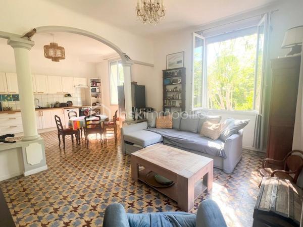 Élégant rez-de-villa T5 avec jardin privatif, cave de 18 m² et volumes exceptionnels

À seulement quelques minutes des plages du Mourillon, découvrez ce superbe rez-de-villa de type T5 de 98m², offrant le charme de l’ancien associé au confort d’aujourd’hui.

Dès l’entrée, vous serez séduit par ses volumes généreux, sa hauteur sous plafond de 3,20 mètres et sa luminosité traversante, qui procurent une agréable sensation d’espace et une qualité de vie rare.

L’appartement développe une distribution particulièrement fonctionnelle :

Une vaste entrée d’environ 7 m².
Une belle pièce de vie de près de 39 m² avec salon, séjour et cuisine ouverte.
Trois grandes chambres d’environ 10 m², 13 m² et 19 m².
Un dressing indépendant.
Une salle de bains avec baignoire.
Un WC séparé.
Côté extérieur, vous profiterez d’un jardinet privatif d’environ 25 m², idéal pour partager des repas en famille, créer un coin détente ou profiter des belles journées ensoleillées.

En complément, une cave de 18 m² offre un véritable espace supplémentaire, parfait pour un atelier, du stockage ou un local à vélos.

Pour votre confort, le bien est équipé d’une climatisation gainable réversible, complétée par un chauffage au gaz.

Situé dans une maison divisée en seulement deux logements, ce rez-de-villa bénéficie d’un environnement calme, avec un unique propriétaire à l’étage, offrant ainsi un cadre de vie agréable, proche des commerces, des écoles, des transports et du littoral.

Un bien rare sur le secteur, idéal pour une famille ou pour ceux qui recherchent le confort d’une maison tout en conservant les avantages d’un appartement.

À découvrir sans tarder !