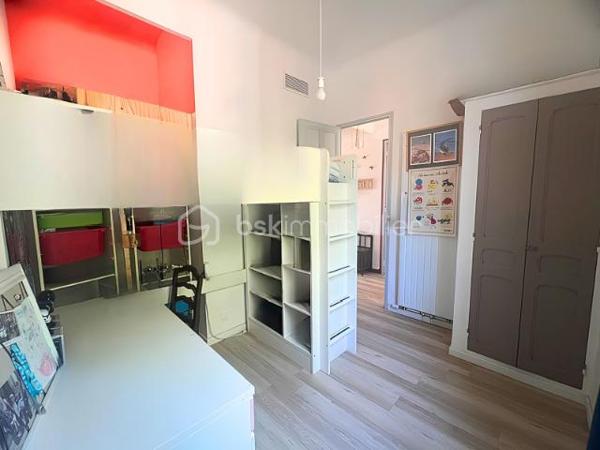 Élégant rez-de-villa T5 avec jardin privatif, cave de 18 m² et volumes exceptionnels

À seulement quelques minutes des plages du Mourillon, découvrez ce superbe rez-de-villa de type T5 de 98m², offrant le charme de l’ancien associé au confort d’aujourd’hui.

Dès l’entrée, vous serez séduit par ses volumes généreux, sa hauteur sous plafond de 3,20 mètres et sa luminosité traversante, qui procurent une agréable sensation d’espace et une qualité de vie rare.

L’appartement développe une distribution particulièrement fonctionnelle :

Une vaste entrée d’environ 7 m².
Une belle pièce de vie de près de 39 m² avec salon, séjour et cuisine ouverte.
Trois grandes chambres d’environ 10 m², 13 m² et 19 m².
Un dressing indépendant.
Une salle de bains avec baignoire.
Un WC séparé.
Côté extérieur, vous profiterez d’un jardinet privatif d’environ 25 m², idéal pour partager des repas en famille, créer un coin détente ou profiter des belles journées ensoleillées.

En complément, une cave de 18 m² offre un véritable espace supplémentaire, parfait pour un atelier, du stockage ou un local à vélos.

Pour votre confort, le bien est équipé d’une climatisation gainable réversible, complétée par un chauffage au gaz.

Situé dans une maison divisée en seulement deux logements, ce rez-de-villa bénéficie d’un environnement calme, avec un unique propriétaire à l’étage, offrant ainsi un cadre de vie agréable, proche des commerces, des écoles, des transports et du littoral.

Un bien rare sur le secteur, idéal pour une famille ou pour ceux qui recherchent le confort d’une maison tout en conservant les avantages d’un appartement.

À découvrir sans tarder !
