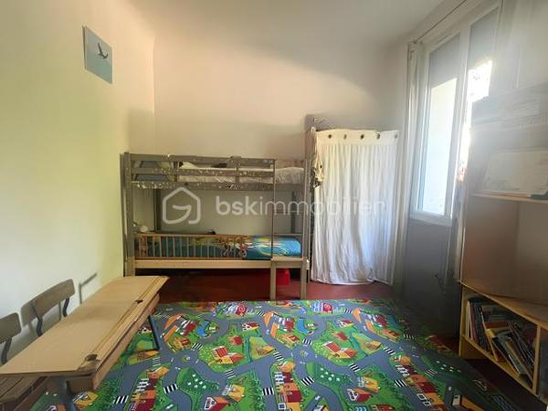 Élégant rez-de-villa T5 avec jardin privatif, cave de 18 m² et volumes exceptionnels

À seulement quelques minutes des plages du Mourillon, découvrez ce superbe rez-de-villa de type T5 de 98m², offrant le charme de l’ancien associé au confort d’aujourd’hui.

Dès l’entrée, vous serez séduit par ses volumes généreux, sa hauteur sous plafond de 3,20 mètres et sa luminosité traversante, qui procurent une agréable sensation d’espace et une qualité de vie rare.

L’appartement développe une distribution particulièrement fonctionnelle :

Une vaste entrée d’environ 7 m².
Une belle pièce de vie de près de 39 m² avec salon, séjour et cuisine ouverte.
Trois grandes chambres d’environ 10 m², 13 m² et 19 m².
Un dressing indépendant.
Une salle de bains avec baignoire.
Un WC séparé.
Côté extérieur, vous profiterez d’un jardinet privatif d’environ 25 m², idéal pour partager des repas en famille, créer un coin détente ou profiter des belles journées ensoleillées.

En complément, une cave de 18 m² offre un véritable espace supplémentaire, parfait pour un atelier, du stockage ou un local à vélos.

Pour votre confort, le bien est équipé d’une climatisation gainable réversible, complétée par un chauffage au gaz.

Situé dans une maison divisée en seulement deux logements, ce rez-de-villa bénéficie d’un environnement calme, avec un unique propriétaire à l’étage, offrant ainsi un cadre de vie agréable, proche des commerces, des écoles, des transports et du littoral.

Un bien rare sur le secteur, idéal pour une famille ou pour ceux qui recherchent le confort d’une maison tout en conservant les avantages d’un appartement.

À découvrir sans tarder !
